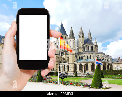 Konzept - Reisen Touristen fotografieren mittelalterlichen Abtei von Saint-Etienne (Abbaye Aux Hommes) in der Stadt Caen, Frankreich am Smartphone mit Stockfoto