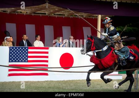 US-Präsident Barack Obama Uhren kaiserlichen Bogenschützen auf dem Pferd zeigen ihr können an der Meiji-Schrein in Tokio 24. April 2104. Links sind der Präsident sitzenden: Chief Priester Seitaro Nakajima, Caroline Kennedy, US-Botschafter in Japan, und ihr Ehemann Dr. Edwin Schlossberg. Stockfoto