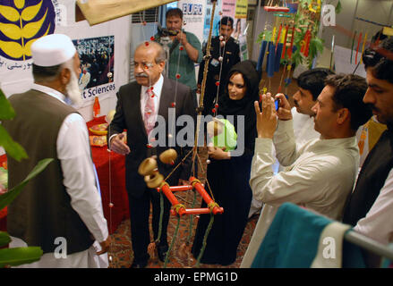 Gouverneur Khyber Pakhtoonkhawa Mahtab Khan Abbasi Besuch Stände während Education Expo 2015 im lokalen Hotel Peshawar am Dienstag, 19. Mai 2015 statt. Stockfoto