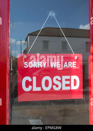 Zeichen, leider sind wir geschlossen in einem Schaufenster Stockfoto