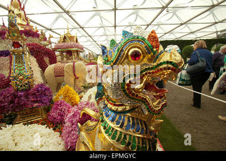 London UK. 19. Mai 2015. Die Thailand Pavillon großen Menschenmengen teilnehmen am zweiten Tag die 2015 RHS Chelsea Flower Show ist nur für Mitglieder der Royal Horticultural Society Kredit: Amer Ghazzal/Alamy Live-Nachrichten Stockfoto