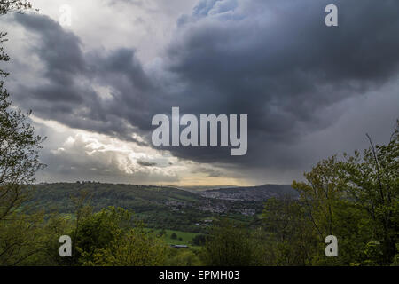 Riesigen dunklen grauen und schwarzen Gewitterwolken, Hagel und starke Winde über die Stadt Bath, von Browns Torheit Woods, SSSI und AONB Website betrachtet. Stockfoto