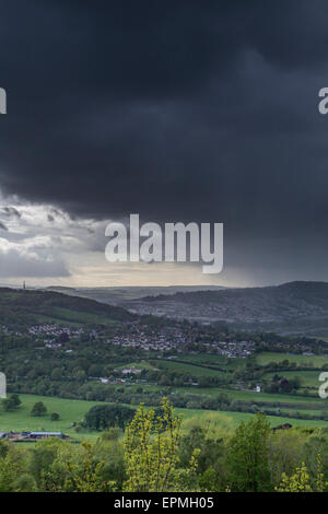 Riesigen dunklen grauen und schwarzen Gewitterwolken, Hagel und starke Winde über die Stadt Bath, von Browns Torheit Woods, SSSI und AONB Website betrachtet. Stockfoto