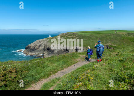 Ein paar reife Wanderer entlang des Pembrokeshire Küstenweges in der Nähe von Porthgain. Pembrokeshire. Wales. Cymru. VEREINIGTES KÖNIGREICH Stockfoto