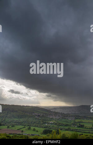 Riesigen dunklen grauen und schwarzen Gewitterwolken, Hagel und starke Winde über die Stadt Bath, von Browns Torheit Woods, SSSI und AONB Website betrachtet. Stockfoto