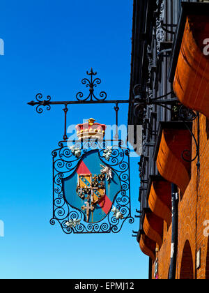 Schmiedeeisen Wappen hängen außerhalb des Ossington Kaffee-Palastes in Newark on Trent in Nottinghamshire, England UK Stockfoto