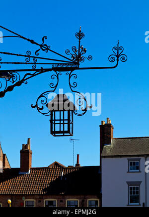 Reich verzierte schmiedeeiserne Lampe angebracht, ein Gebäude in Newark on Trent in Nottinghamshire, England UK Stockfoto