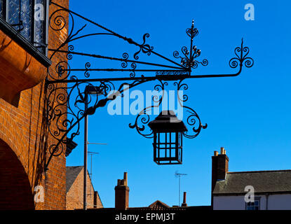 Reich verzierte schmiedeeiserne Lampe angebracht, ein Gebäude in Newark on Trent in Nottinghamshire, England UK Stockfoto