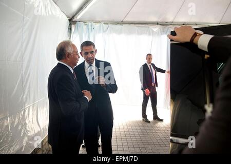 US-Präsident Barack Obama sagt Lebewohl zu malaysische Premierminister Najib Razak nach einer Veranstaltung 28. April 2104 in Kuala Lumpur, Malaysia. Stockfoto