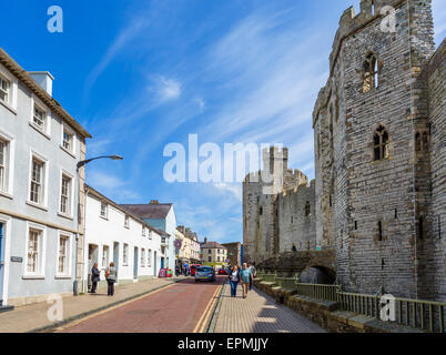 Schloss Graben vor dem Haupteingang zum Caernarfon Castle, Caernarfon, Gwynedd, Wales, UK Stockfoto