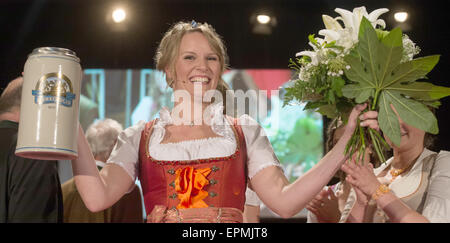 München, Deutschland. 18. Mai 2015. Student Marlene Speck von Starnberg lächelt, als sie ihre Wahl zum bayerischen Bier Königin 2015/2016 in München, Deutschland, 18. Mai 2015 feiert. Foto: Peter Kneffel/Dpa/Alamy Live News Stockfoto