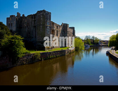 Die Ruinen der Burg Newark in Newark auf Trent Nottinghamshire England Großbritannien Mitte des 12. Jahrhunderts erbaut und im 19. Jahrhundert restauriert Stockfoto