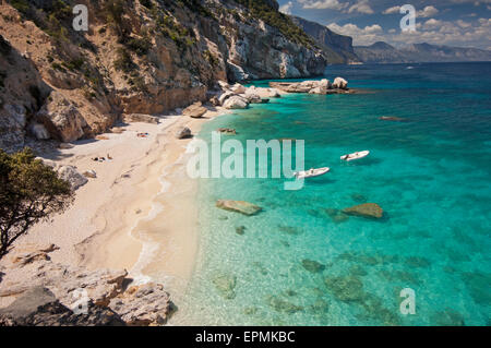 Baunei, Sardinien, Italien, 30.04.2015. Blick auf den berühmten Cala Mariolu Strand eine der schönsten des Golfs von Orosei. Stockfoto