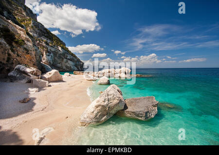 Baunei, Sardinien, Italien, 30.04.2015. Blick auf den berühmten Cala Mariolu Strand eine der schönsten des Golfs von Orosei. Stockfoto