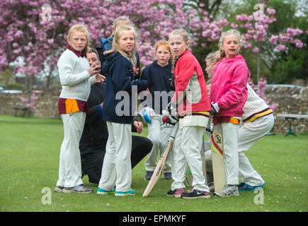 Junior Mädchen bereiten für ein Cricket-Match mit ihrem Trainer in Wiltshire, England Stockfoto