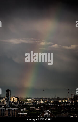 London, UK. 19. Mai 2015. Regenbogen bricht nach Regenguss Credit: Guy Corbishley/Alamy Live News Stockfoto