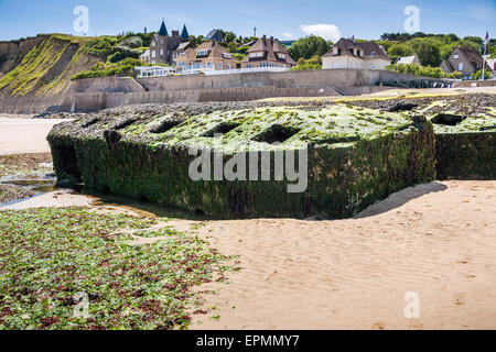 Arromanches-Les-Bains-Strand mit den Resten der Mulberry-Hafen in der Normandie Frankreich, Europa Stockfoto