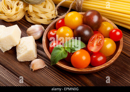 Italienische Küche kochen Zutaten. Pasta, Gemüse, Gewürze Stockfoto