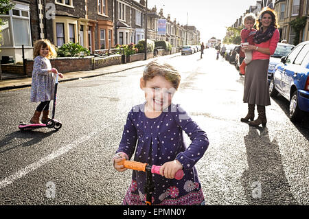 Sicher spielende Kinder in einem geschlossenen Straße in Bristol Verkehr im Rahmen des Projekts spielen heraus. Stockfoto