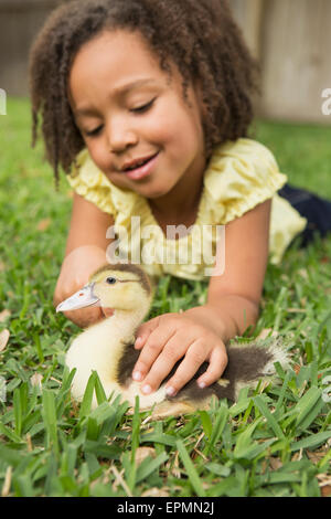 Ein Mädchen, eine kleine Entlein streicheln. Stockfoto