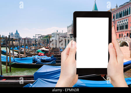 Reisen Sie Konzept - Tourist Foto Gondeln in der Nähe von Piazza San Marco in Venedig am Tablet-pc mit Bildschirm mit leeren ausgeschnitten Stockfoto