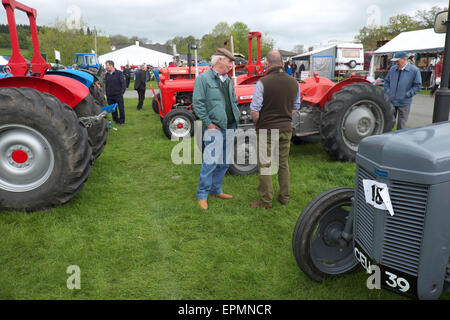 Royal Welsh Spring Festival zwei Bauern zu stoppen, um unter den Oldtimer-Traktor-Exponaten zu sprechen Stockfoto