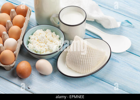 Milchprodukten auf Holztisch. Saure Sahne, Milch, Käse, Eiern und Joghurt Stockfoto