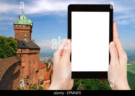 Reisekonzept - Tourist Foto landet vom Chateau, die du Haut-Koenigsbourg, Elsass, Frankreich auf Tablet-pc mit Bildschirm Wit Ausschneiden Stockfoto