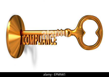 Compliance - goldener Schlüssel wird in das Schlüsselloch isoliert auf weißem Hintergrund eingefügt. Stockfoto