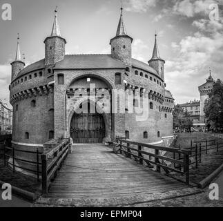 Krakau, Polen - 2. Mai 2015: schwarz-weiß Foto der Festung der Barbakan in Krakau (Krakow), Polen Stockfoto