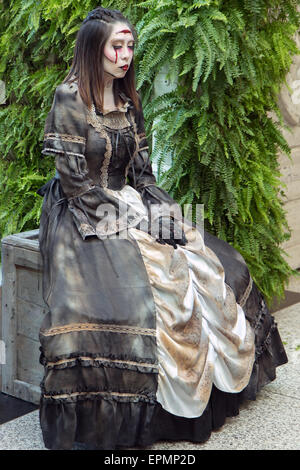 Frau mit Horrormaske auf Gesicht im Mittelalter Kleid Stockfoto