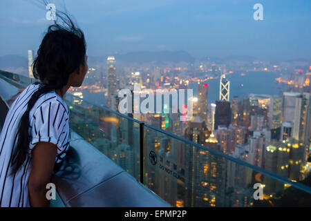 Frau auf der Suche über Hong Kong Stockfoto