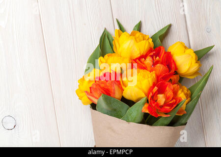 Bunte Tulpen Strauß über Holztisch Hintergrund mit Textfreiraum Stockfoto