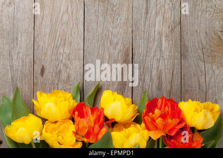 Bunte Tulpen Strauß über Holztisch Hintergrund mit Textfreiraum Stockfoto