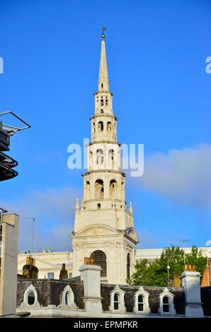 St Bride Kirche, Fleet Street, London, England, UK. Es wurde im Jahre 1672 von Sir Christopher Wren entworfen. Stockfoto