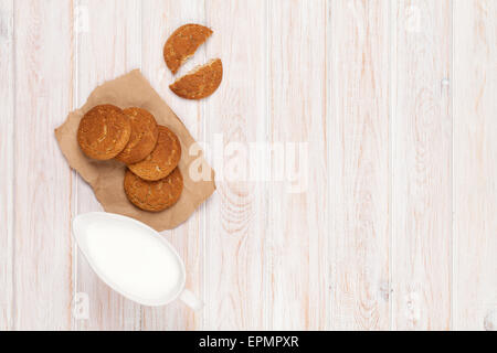 Milch Krug und Lebkuchen Cookies auf weißer Holztisch mit Textfreiraum Stockfoto