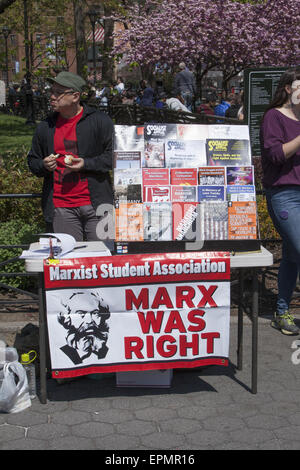 Der Union Square wird zu einem Treffpunkt für Menschen, die verschiedene soziale und politische Anliegen, einschließlich der Rechte von Einwanderern und Arbeitnehmern, zum Ausdruck bringen. Stockfoto