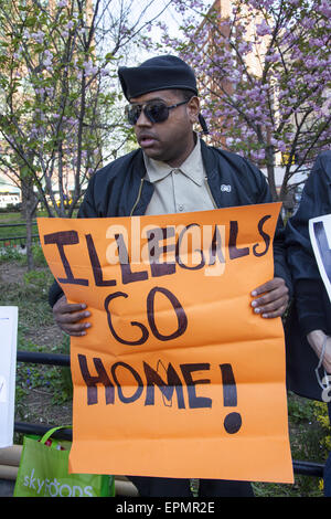 Demonstration mit dem Ausdruck anti-Immigration Gefühle am Maifeiertag gegenüber vom Union Square in Manhattan, NYC zu begegnen. Stockfoto