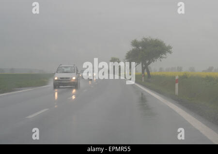 Nebel und starker Regen auf der Straße erzeugen gefährliche Fahrbedingungen. Stockfoto