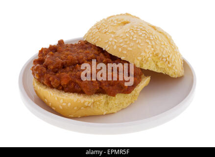 Ein Sesam Rollen mit Sloppy Joe Mix offen auf einer kleinen Platte isoliert auf einem weißen Hintergrund. Stockfoto