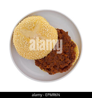 Draufsicht auf eine Sesam Rollen mit Sloppy Joe Mix offen auf einer kleinen Platte isoliert auf einem weißen Hintergrund. Stockfoto