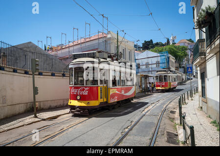 die Straßenbahn Nr. 28 in Lissabon Portugal Stockfoto