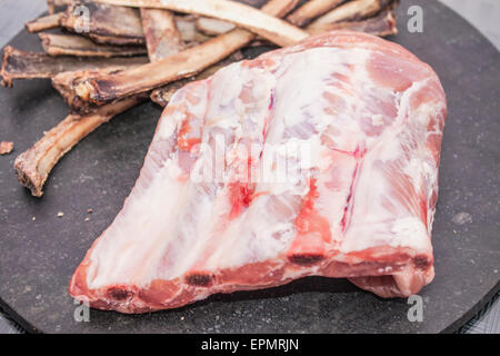 Rohe Schweinerippchen, vor ein Haufen Knochen Stockfoto