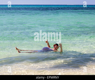 dicker Mann in einem Retro-Badeanzug-Rücken im Meer Stockfoto