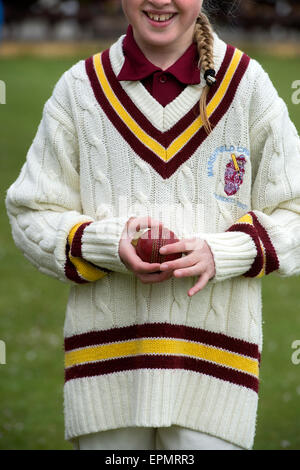 Ein junior Mädchen Vorbereitung für ein Cricket-Match mit ihrem Trainer in Wiltshire, England Stockfoto