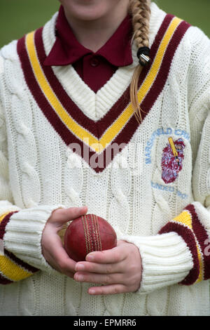 Ein junior Mädchen Vorbereitung für ein Cricket-Match mit ihrem Trainer in Wiltshire, England Stockfoto