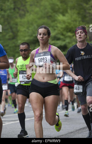 Über 25.000 Läufer nahmen an der 2015 Brooklyn ½ Marathon. Läufer kommen auf halber Strecke im Prospect Park. Stockfoto