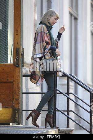 Taylor Swift verlassen ihrer Wohnung in New York mit: Taylor Swift wo: Manhattan, New York, USA bei: Kredit-14. November 2014: TNYF/WENN.com Stockfoto