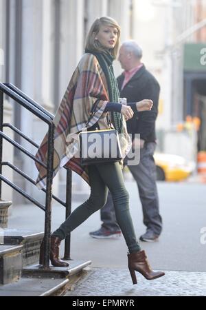 Taylor Swift verlassen ihrer Wohnung in New York mit: Taylor Swift wo: Manhattan, New York, USA bei: Kredit-14. November 2014: TNYF/WENN.com Stockfoto