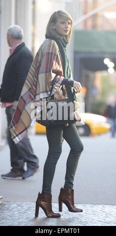 Taylor Swift verlassen ihrer Wohnung in New York mit: Taylor Swift wo: Manhattan, New York, USA bei: Kredit-14. November 2014: TNYF/WENN.com Stockfoto